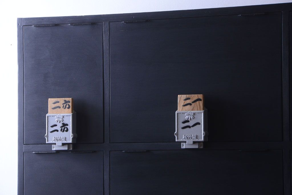 アンティーク家具　アンティーク　シックなブラックペイントの鍵付き下駄箱(2)