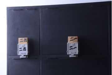 アンティーク家具　アンティーク　シックなブラックペイントの鍵付き下駄箱(2)