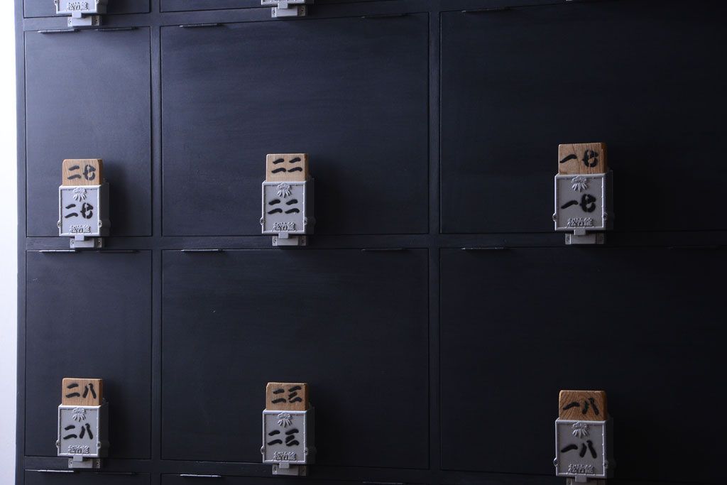 アンティーク家具　アンティーク　シックなブラックペイントの鍵付き下駄箱(2)