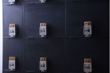 アンティーク家具　アンティーク　シックなブラックペイントの鍵付き下駄箱(2)