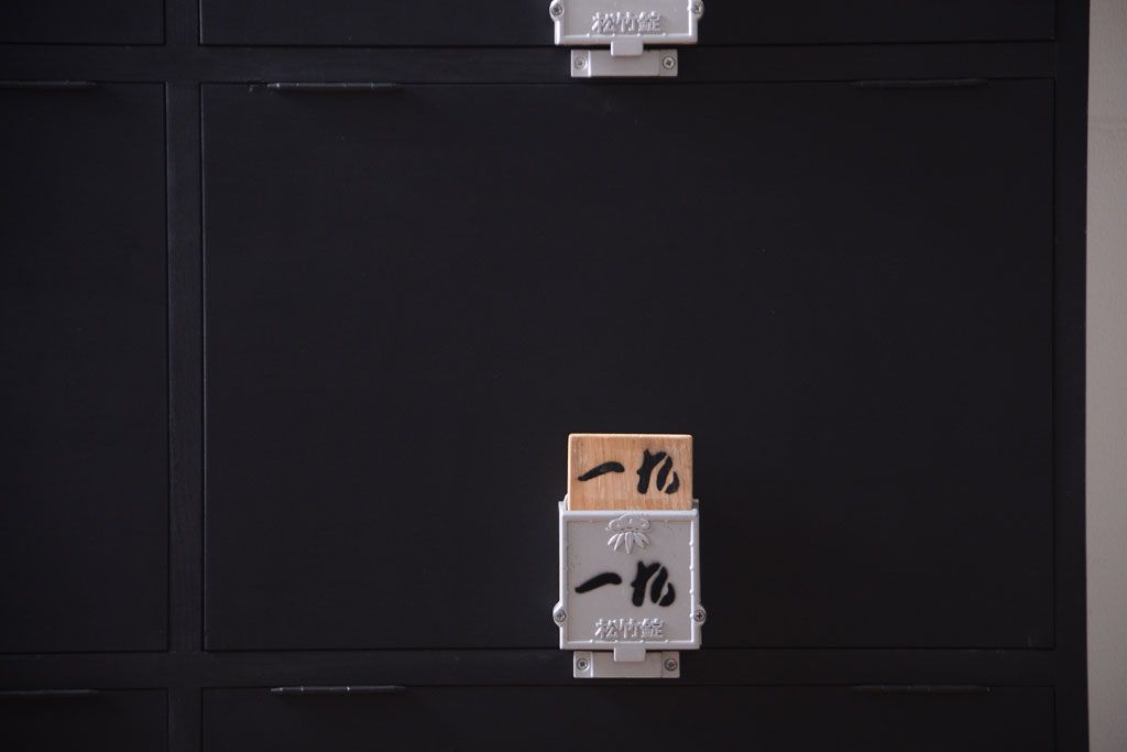 アンティーク家具　アンティーク　シックなブラックペイントの鍵付き下駄箱(2)