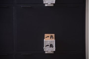 アンティーク家具　アンティーク　シックなブラックペイントの鍵付き下駄箱(2)