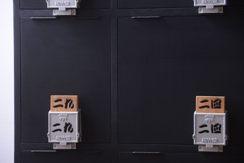 アンティーク家具　アンティーク　シックなブラックペイントの鍵付き下駄箱(2)