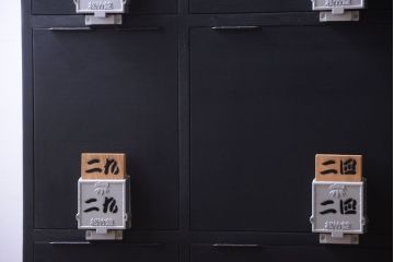 アンティーク家具　アンティーク　シックなブラックペイントの鍵付き下駄箱(2)