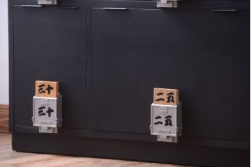 アンティーク家具　アンティーク　シックなブラックペイントの鍵付き下駄箱(2)