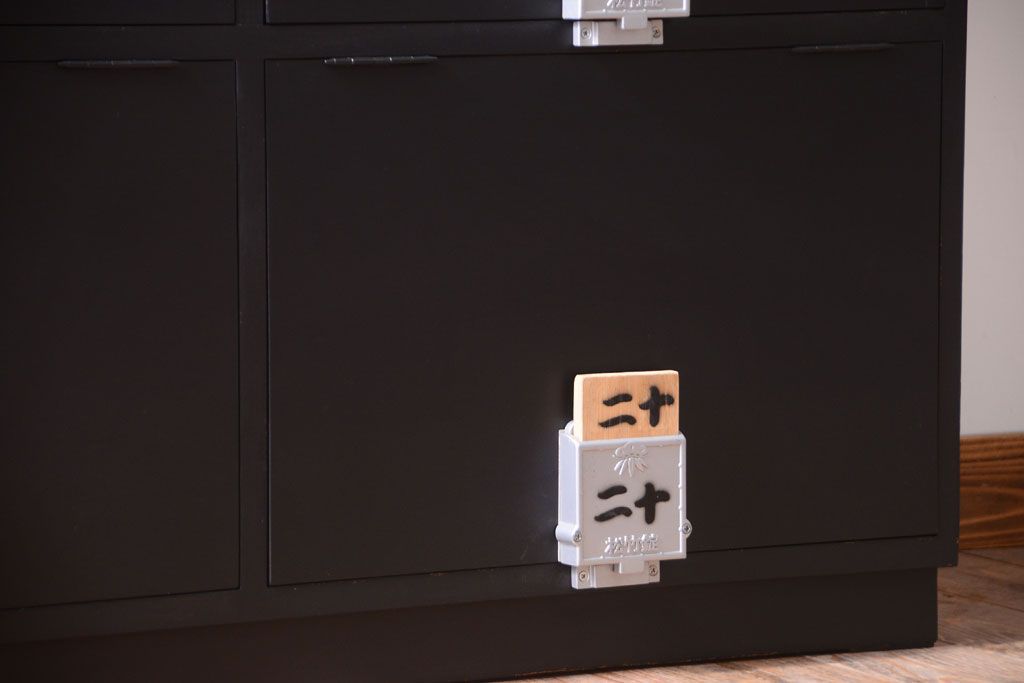 アンティーク家具　アンティーク　シックなブラックペイントの鍵付き下駄箱(2)