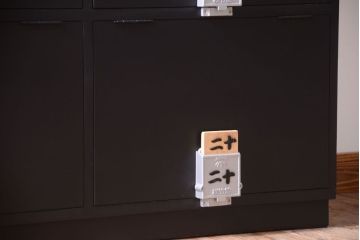 アンティーク家具　アンティーク　シックなブラックペイントの鍵付き下駄箱(2)