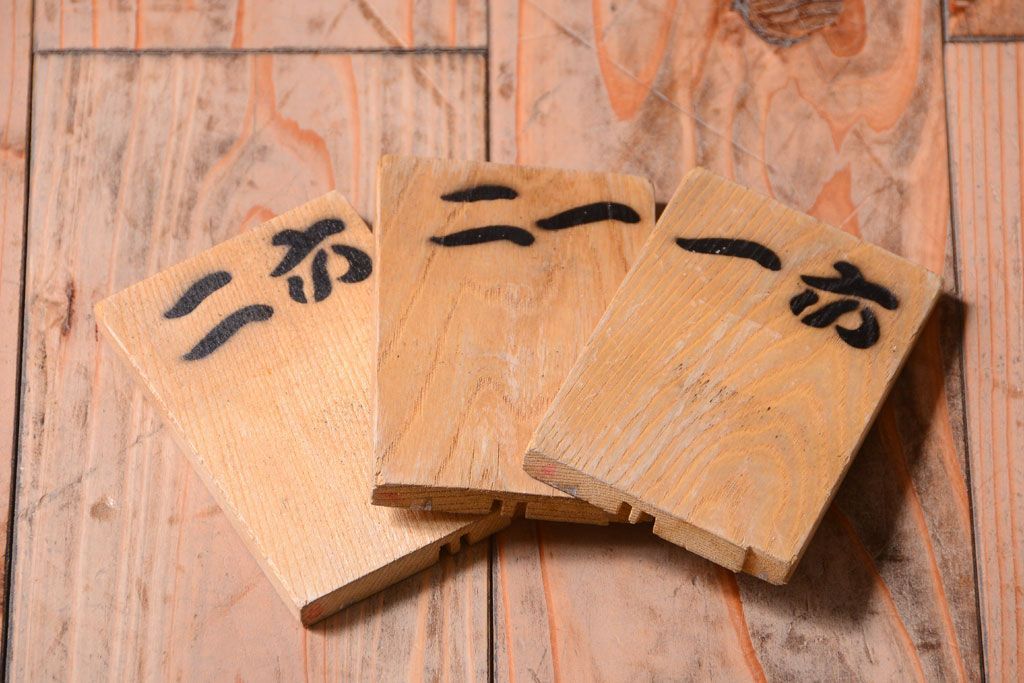 アンティーク家具　アンティーク　シックなブラックペイントの鍵付き下駄箱(2)