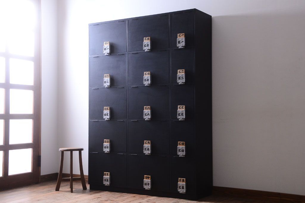 アンティーク家具　アンティーク　シックなブラックペイントの鍵付き下駄箱(3)