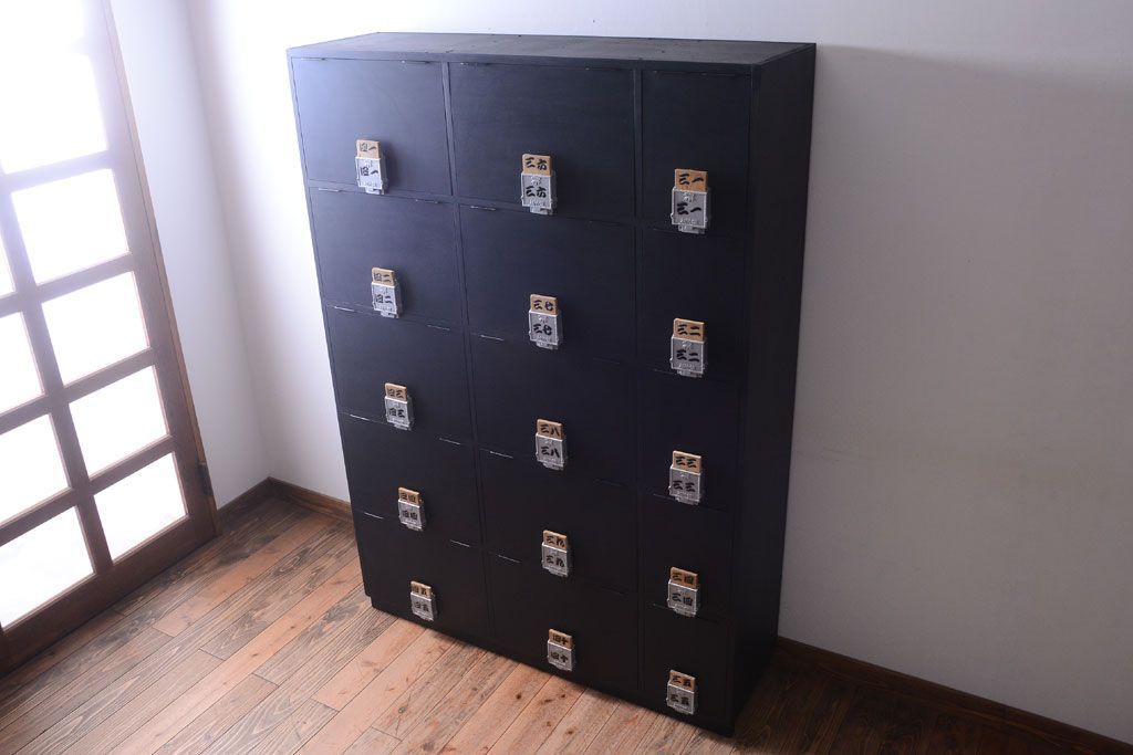 アンティーク家具　アンティーク　シックなブラックペイントの鍵付き下駄箱(3)