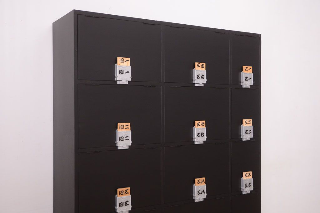 アンティーク家具　アンティーク　シックなブラックペイントの鍵付き下駄箱(3)