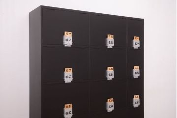 アンティーク家具　アンティーク　シックなブラックペイントの鍵付き下駄箱(3)