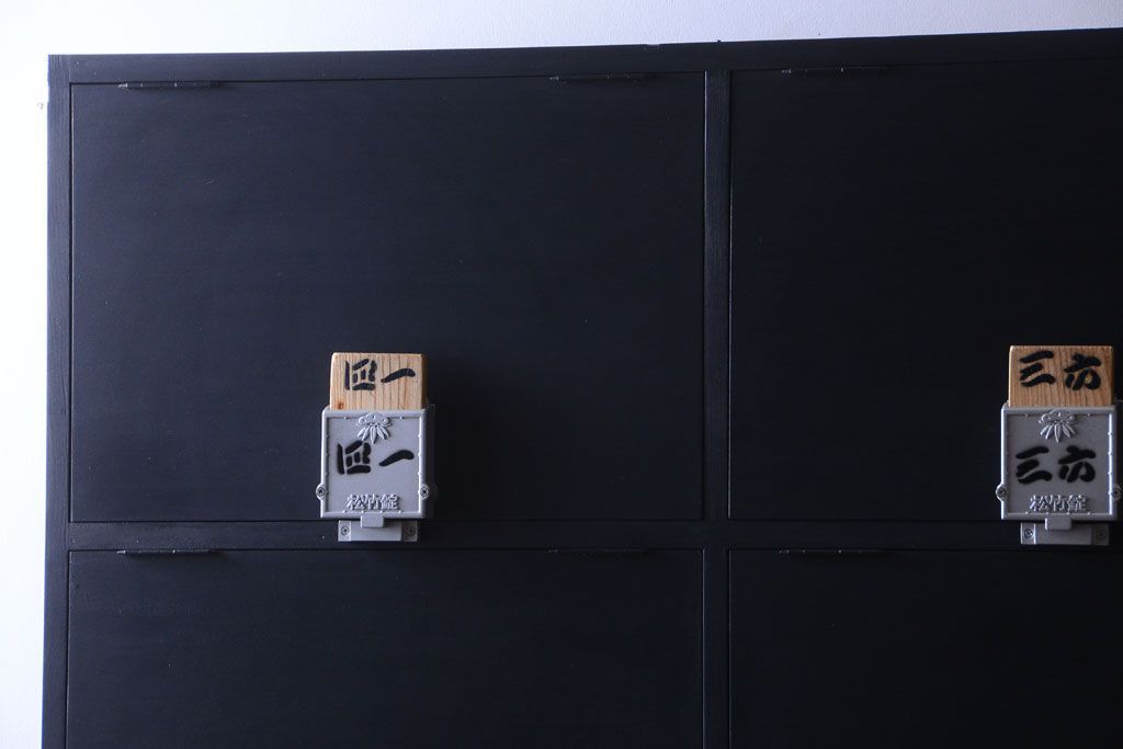 アンティーク家具　アンティーク　シックなブラックペイントの鍵付き下駄箱(3)