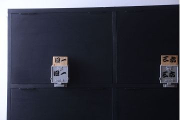 アンティーク家具　アンティーク　シックなブラックペイントの鍵付き下駄箱(3)