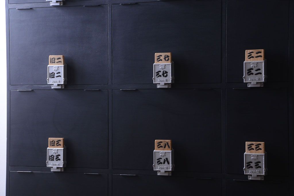 アンティーク家具　アンティーク　シックなブラックペイントの鍵付き下駄箱(3)