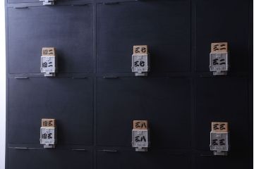 アンティーク家具　アンティーク　シックなブラックペイントの鍵付き下駄箱(3)