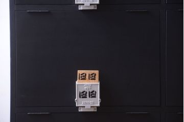 アンティーク家具　アンティーク　シックなブラックペイントの鍵付き下駄箱(3)