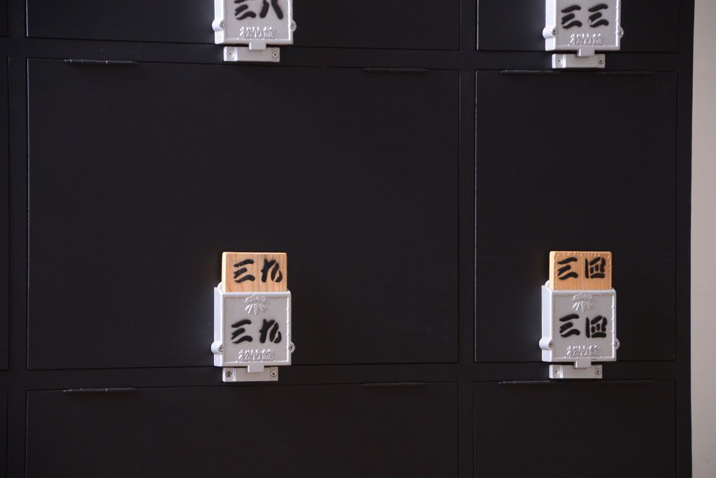 アンティーク家具　アンティーク　シックなブラックペイントの鍵付き下駄箱(3)