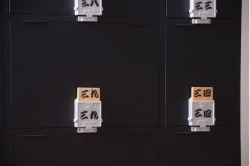 アンティーク家具　アンティーク　シックなブラックペイントの鍵付き下駄箱(3)