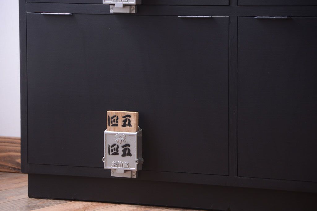 アンティーク家具　アンティーク　シックなブラックペイントの鍵付き下駄箱(3)