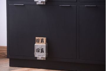 アンティーク家具　アンティーク　シックなブラックペイントの鍵付き下駄箱(3)