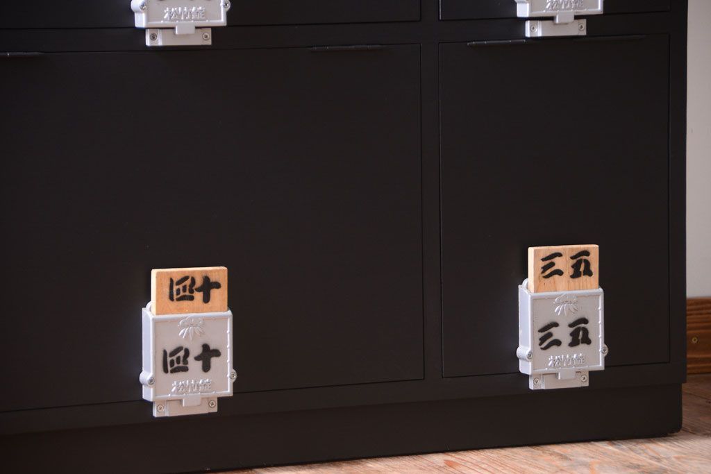 アンティーク家具　アンティーク　シックなブラックペイントの鍵付き下駄箱(3)