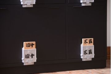 アンティーク家具　アンティーク　シックなブラックペイントの鍵付き下駄箱(3)