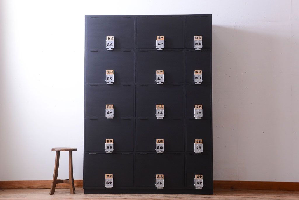 アンティーク家具　アンティークペイント　シックなブラックカラーの鍵付き下駄箱(1)