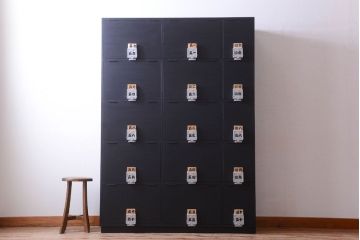 アンティーク家具　アンティークペイント　シックなブラックカラーの鍵付き下駄箱(1)