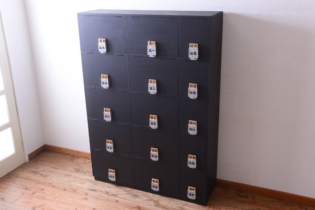 アンティーク家具　アンティークペイント　シックなブラックカラーの鍵付き下駄箱(1)