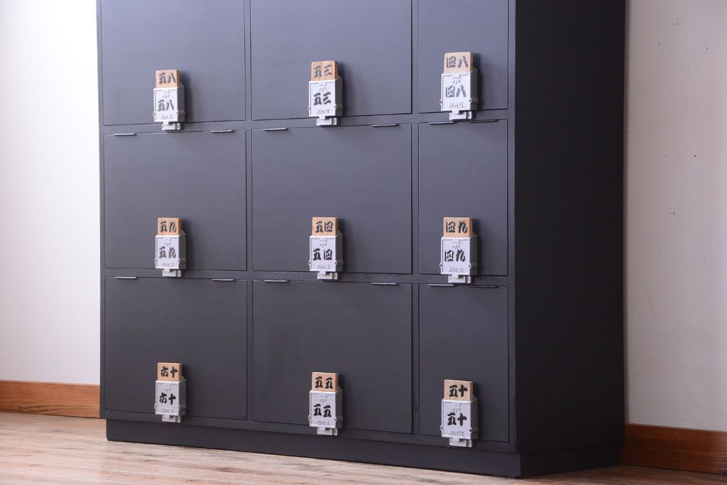 アンティーク家具　アンティークペイント　シックなブラックカラーの鍵付き下駄箱(1)