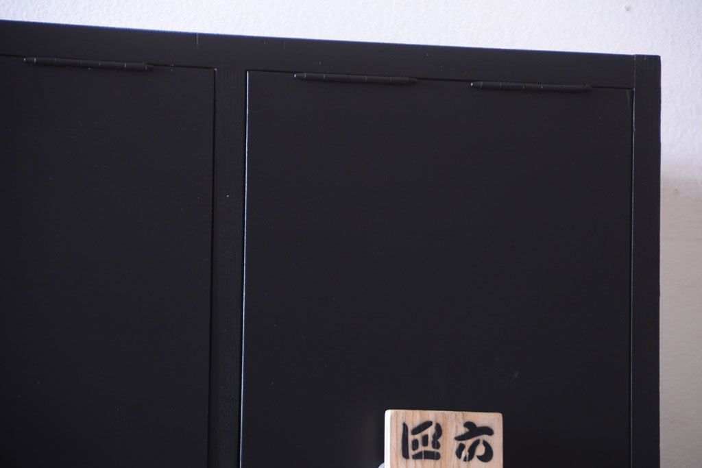 アンティーク家具　アンティークペイント　シックなブラックカラーの鍵付き下駄箱(1)