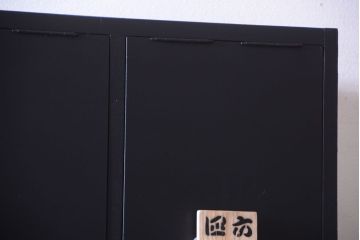 アンティーク家具　アンティークペイント　シックなブラックカラーの鍵付き下駄箱(1)