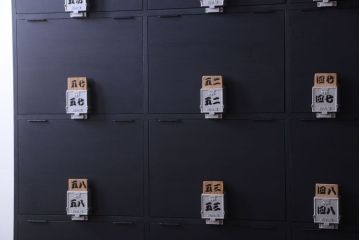 アンティーク家具　アンティークペイント　シックなブラックカラーの鍵付き下駄箱(1)