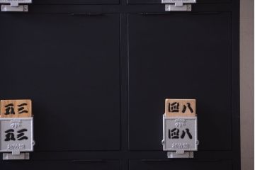 アンティーク家具　アンティークペイント　シックなブラックカラーの鍵付き下駄箱(1)