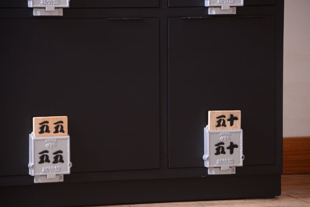 アンティーク家具　アンティークペイント　シックなブラックカラーの鍵付き下駄箱(1)