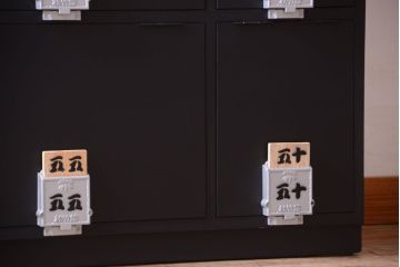 アンティーク家具　アンティークペイント　シックなブラックカラーの鍵付き下駄箱(1)