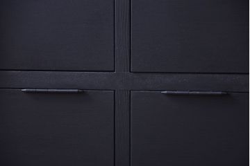 アンティーク家具　アンティークペイント　シックなブラックカラーの鍵付き下駄箱(1)