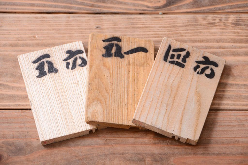 アンティーク家具　アンティークペイント　シックなブラックカラーの鍵付き下駄箱(1)