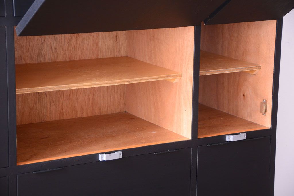 アンティーク家具　アンティークペイント　シックなブラックカラーの鍵付き下駄箱(1)