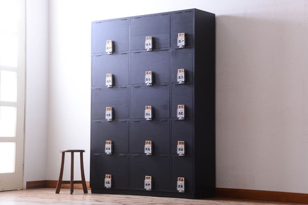 アンティーク家具　アンティークペイント　シックなブラックカラーの鍵付き下駄箱(2)