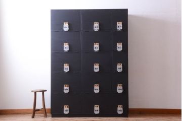 アンティーク家具　アンティークペイント　シックなブラックカラーの鍵付き下駄箱(2)