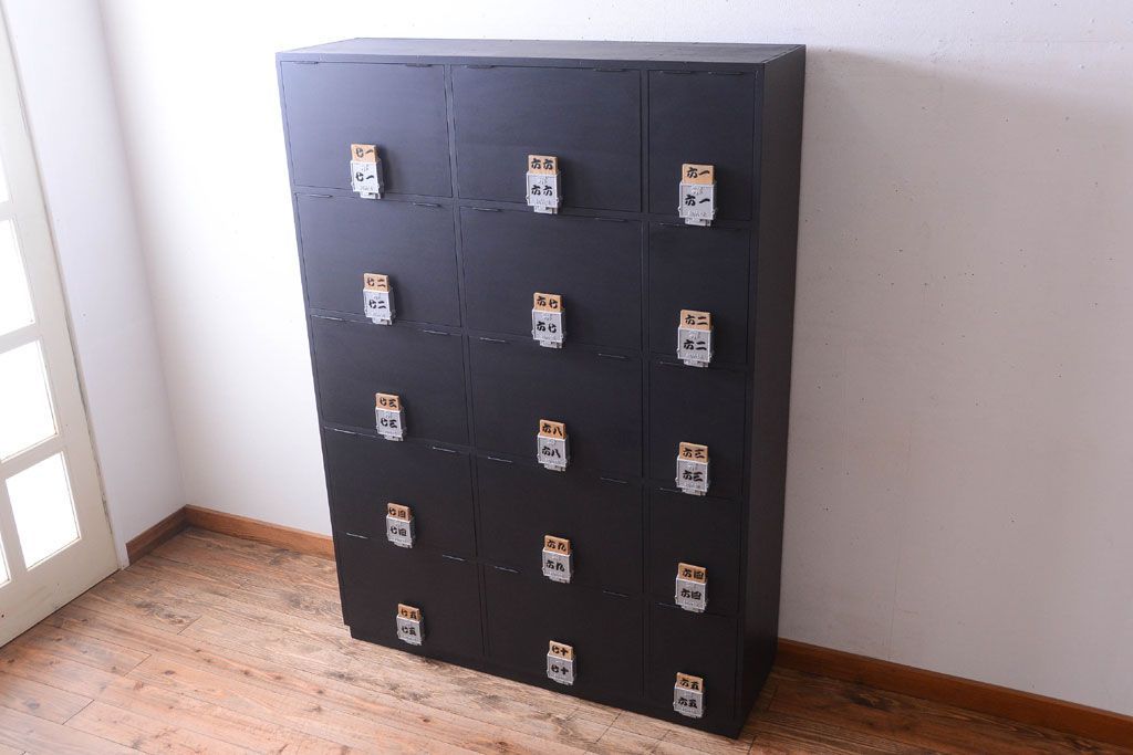 アンティーク家具　アンティークペイント　シックなブラックカラーの鍵付き下駄箱(2)