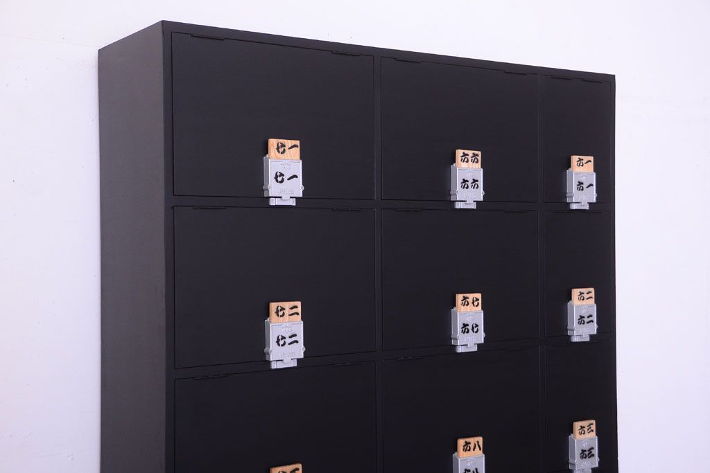 アンティーク家具　アンティークペイント　シックなブラックカラーの鍵付き下駄箱(2)