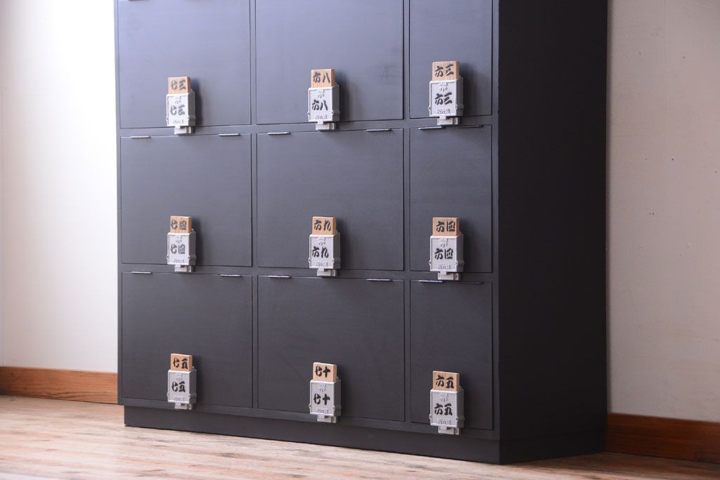 アンティーク家具　アンティークペイント　シックなブラックカラーの鍵付き下駄箱(2)