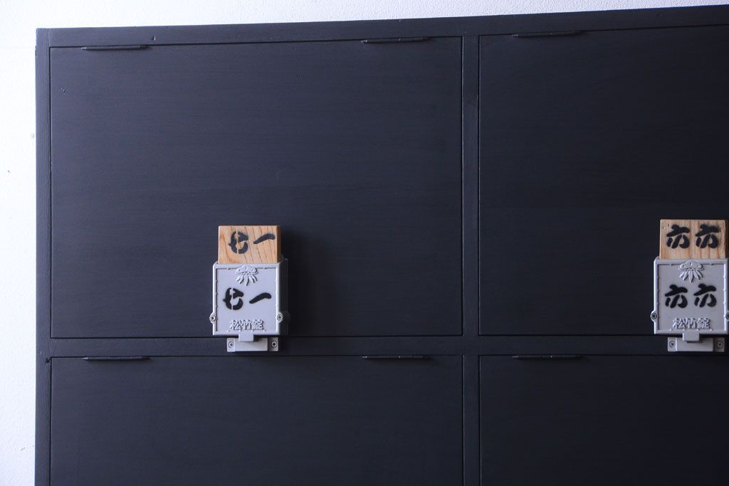 アンティーク家具　アンティークペイント　シックなブラックカラーの鍵付き下駄箱(2)