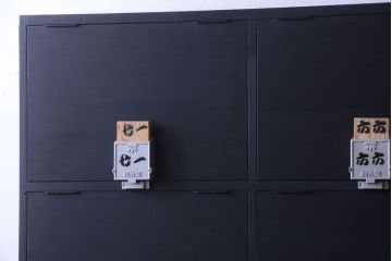 アンティーク家具　アンティークペイント　シックなブラックカラーの鍵付き下駄箱(2)