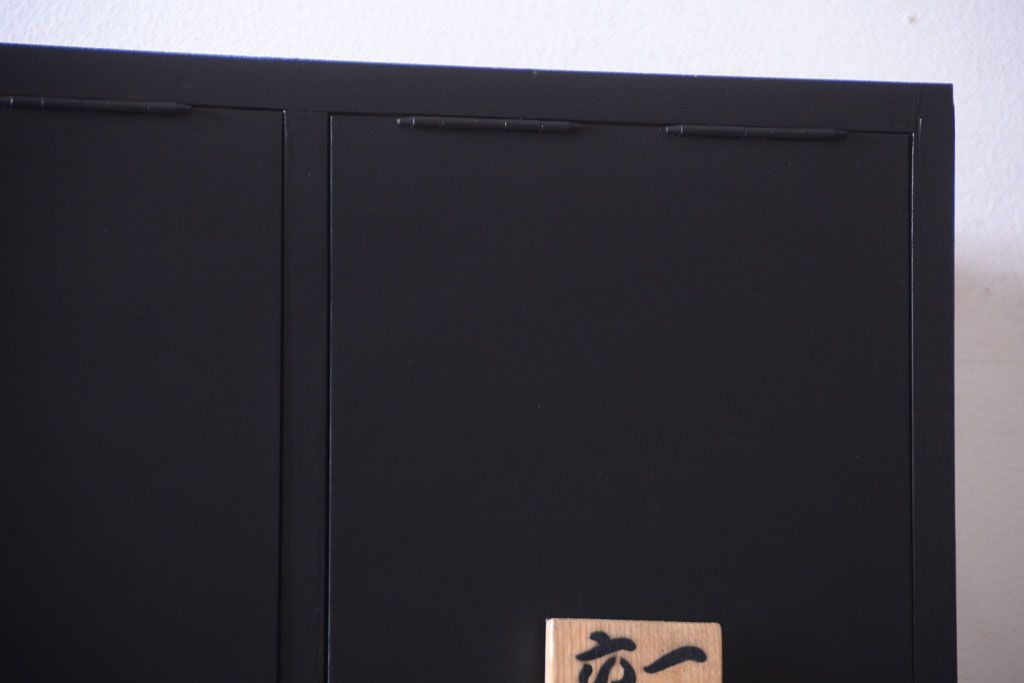 アンティーク家具　アンティークペイント　シックなブラックカラーの鍵付き下駄箱(2)