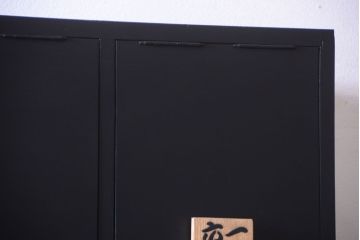 アンティーク家具　アンティークペイント　シックなブラックカラーの鍵付き下駄箱(2)