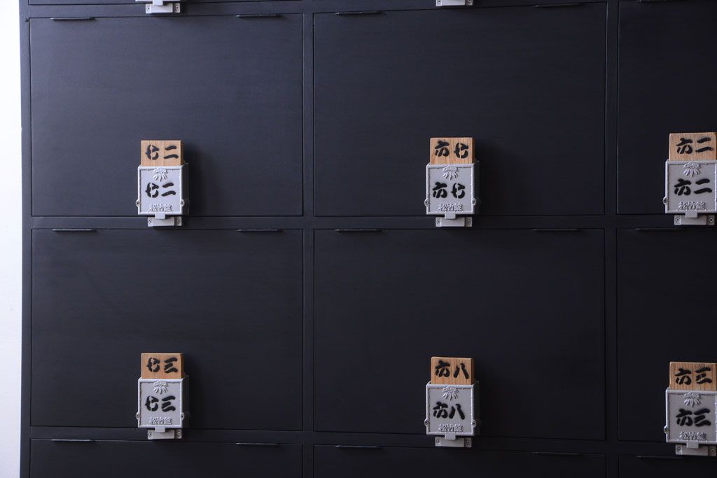 アンティーク家具　アンティークペイント　シックなブラックカラーの鍵付き下駄箱(2)